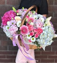 Композиция солнечный день в Чебеньки Цветочная композиция из Розы, Хризантемы, Пионы и Лизиантусы в корзине в Чебеньки
